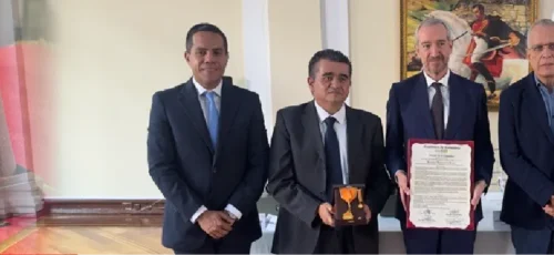 La Corporación Universitaria de Asturias recibió la Orden del Congreso de Colombia en grado de Comendador por su aporte a la educación virtual.